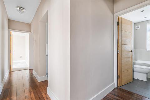3 bedroom flat for sale, Dalefield, Roebuck Lane