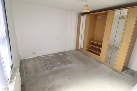1 bedroom in a house share to rent, Mead Road, London, HA8