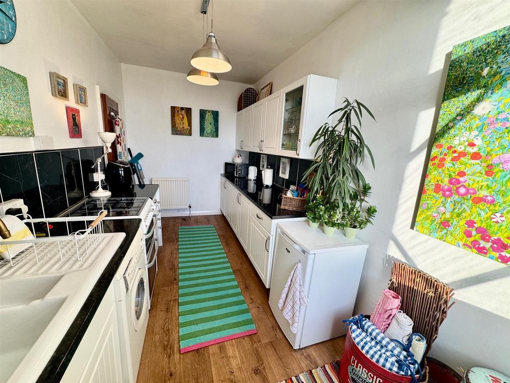 Kitchen 2.jpg