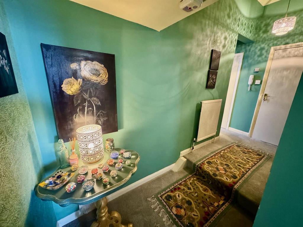 Hallway 2.jpg