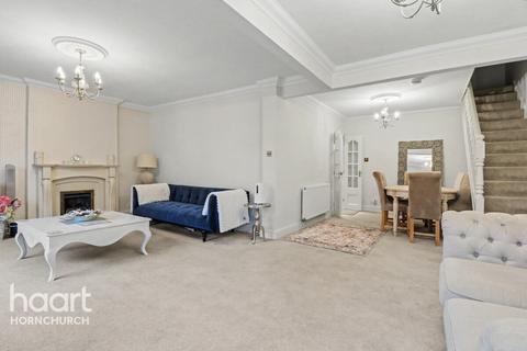 3 bedroom chalet for sale, Kenilworth Gardens, Hornchurch