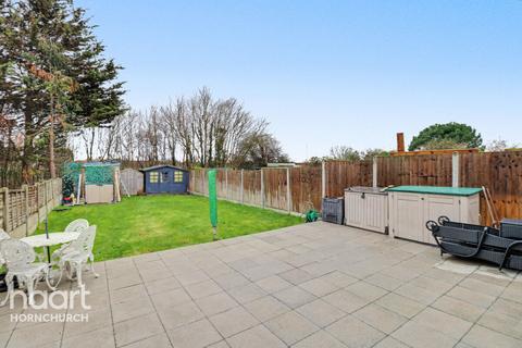 3 bedroom chalet for sale, Kenilworth Gardens, Hornchurch