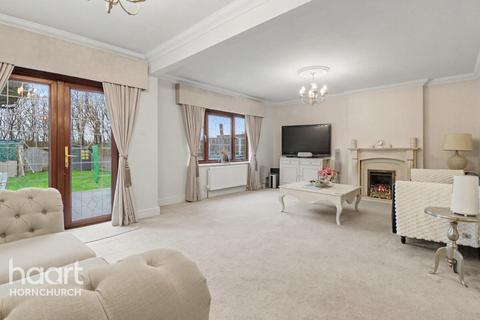 3 bedroom chalet for sale, Kenilworth Gardens, Hornchurch