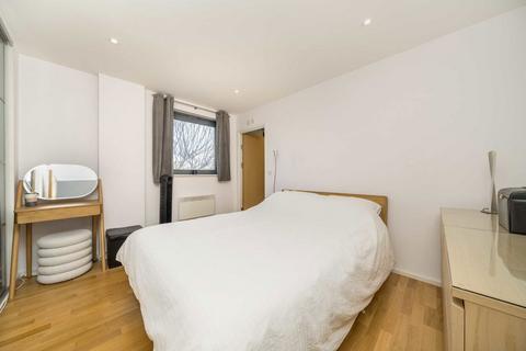 2 bedroom flat for sale, Cable Street, London E1W