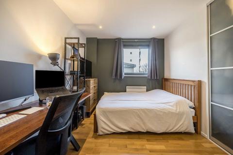 2 bedroom flat for sale, Cable Street, London E1W