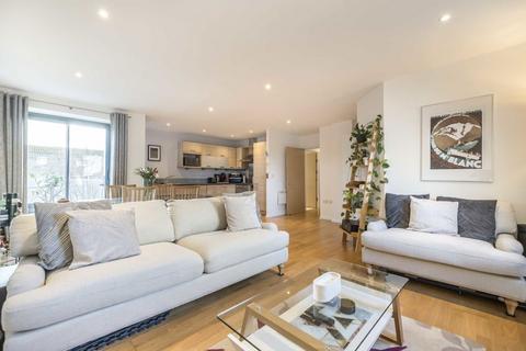 2 bedroom flat for sale, Cable Street, London E1W