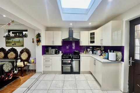 4 bedroom semi-detached house for sale, Heath Road, Hounslow TW3