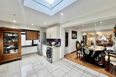 4 bedroom semi-detached house for sale, Heath Road, Hounslow TW3