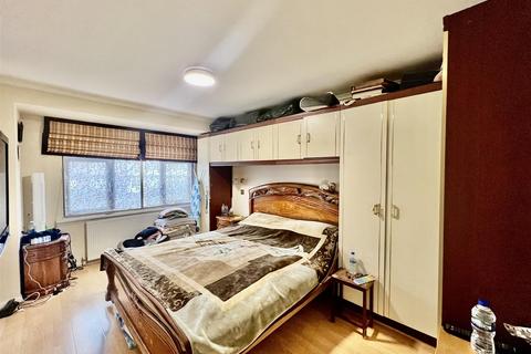 4 bedroom semi-detached house for sale, Heath Road, Hounslow TW3