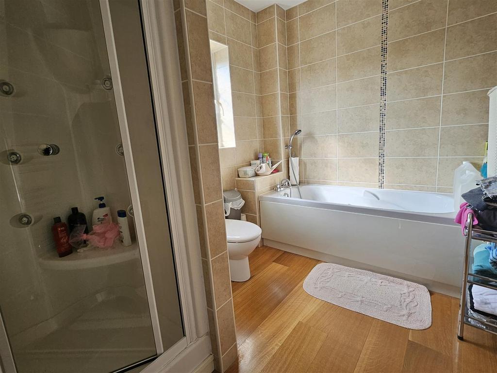 En suite bathroom/wc