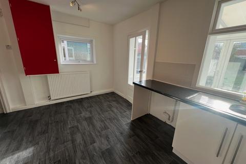 3 bedroom semi-detached house to rent, Kingsmede,  Blackpool, FY4
