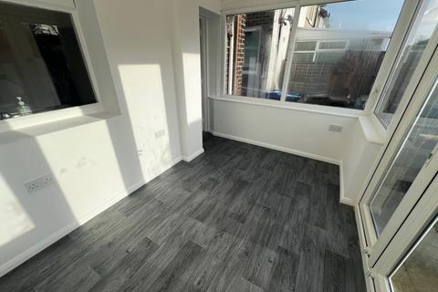 3 bedroom semi-detached house to rent, Kingsmede,  Blackpool, FY4