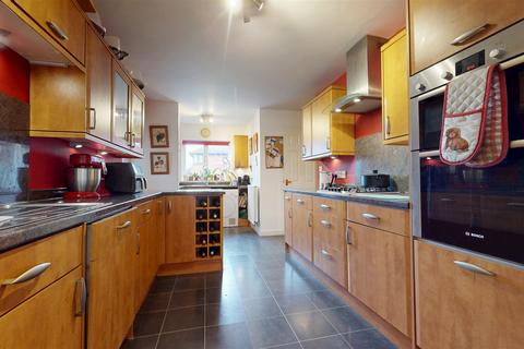 5 bedroom detached house for sale, Wavell Court, Milton Keynes MK15