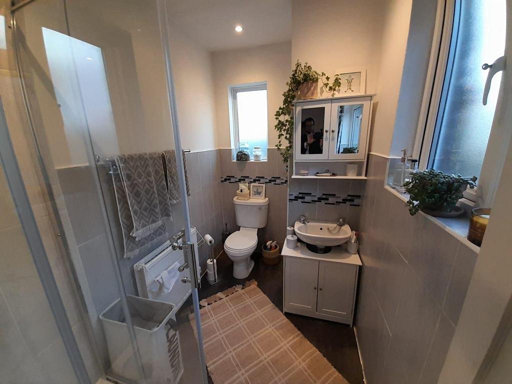 5. bathroom 1.jpg