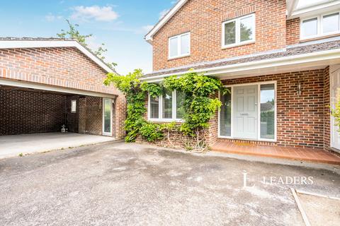 4 bedroom detached house to rent, Dunstan Close, Chichester, PO19