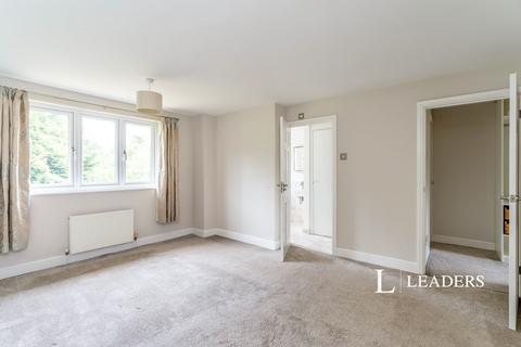 4 bedroom detached house to rent, Dunstan Close, Chichester, PO19