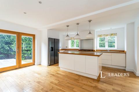 4 bedroom detached house to rent, Dunstan Close, Chichester, PO19