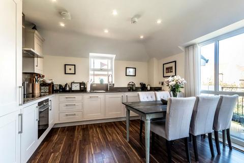 2 bedroom flat to rent, Roper Crescent, Sunbury-On-Thames TW16
