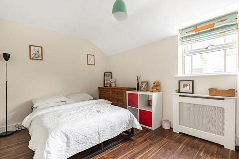 2 bedroom flat to rent, Roper Crescent, Sunbury-On-Thames TW16