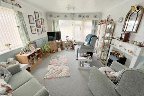 2 bedroom flat for sale, Bouverie Close, Barton On Sea, New Milton, Hampshire. BH25 7HB