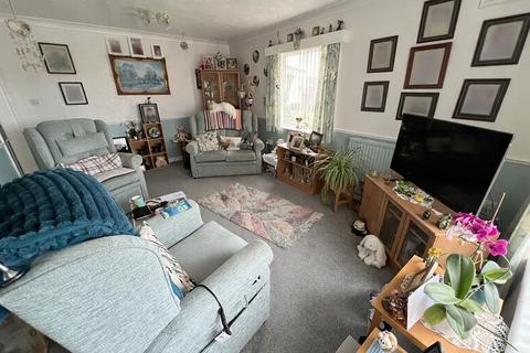 2 bedroom flat for sale, Bouverie Close, Barton On Sea, New Milton, Hampshire. BH25 7HB