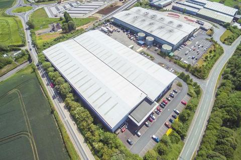 Distribution warehouse to rent, Woodbury Ln Worcester WR5 2AU