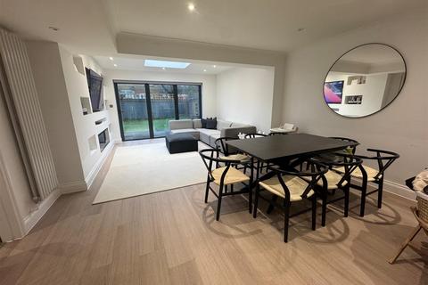 4 bedroom end of terrace house to rent, Sebergham Grove, London