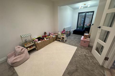 4 bedroom end of terrace house to rent, Sebergham Grove, London