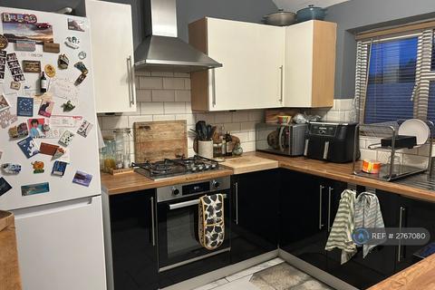 2 bedroom flat to rent, Laindon, Basildon, SS15