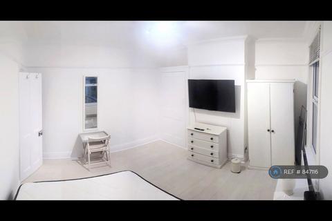 1 bedroom in a house share to rent, Heathwood Gardens, London, SE7