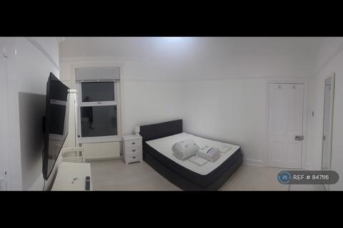 1 bedroom in a house share to rent, Heathwood Gardens, London, SE7