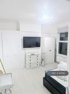1 bedroom in a house share to rent, Heathwood Gardens, London, SE7