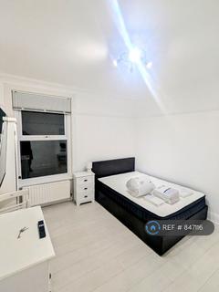 1 bedroom in a house share to rent, Heathwood Gardens, London, SE7