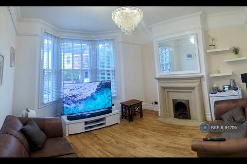 1 bedroom in a house share to rent, Heathwood Gardens, London, SE7