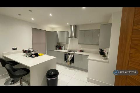 1 bedroom in a flat share to rent, Ewell Road, Surbiton, KT6