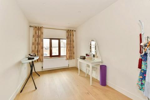 undefined, Parsloes Avenue, Dagenham, RM9