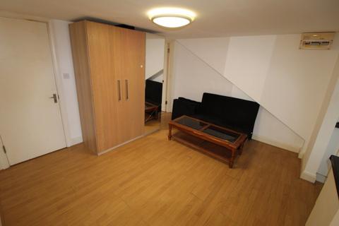 1 bedroom terraced house to rent, Mead Road, Edgware, HA8