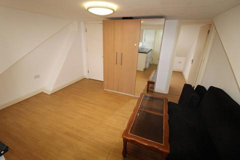 1 bedroom terraced house to rent, Mead Road, Edgware, HA8