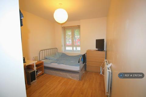 3 bedroom flat to rent, Spenlow House, London, SE16