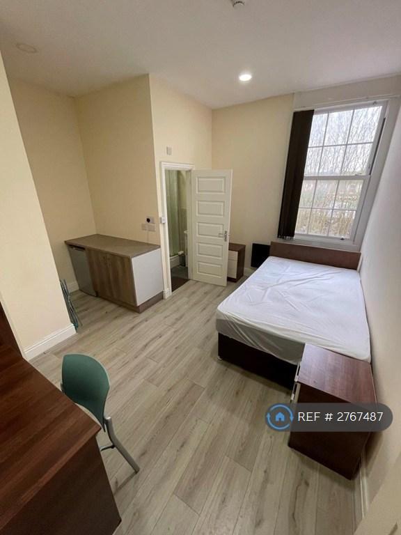 Room 4 £520pm