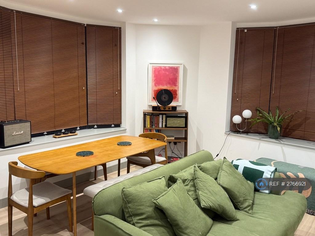 Living Room/Dining
