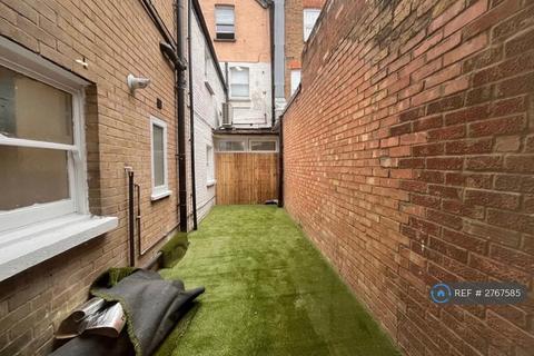 3 bedroom flat to rent, West Green Road, London, N15
