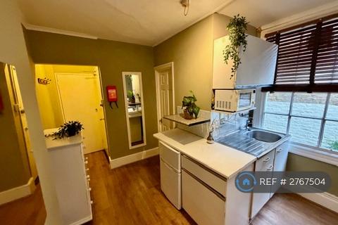 Studio to rent, Claverton Street, London, SW1V
