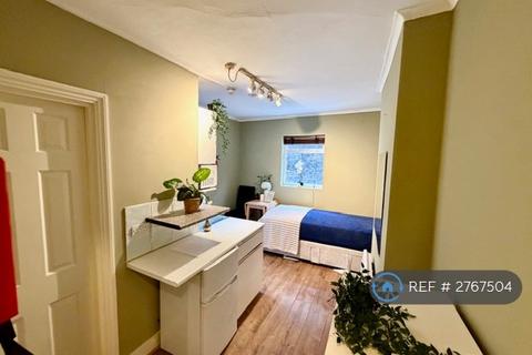 Studio to rent, Claverton Street, London, SW1V