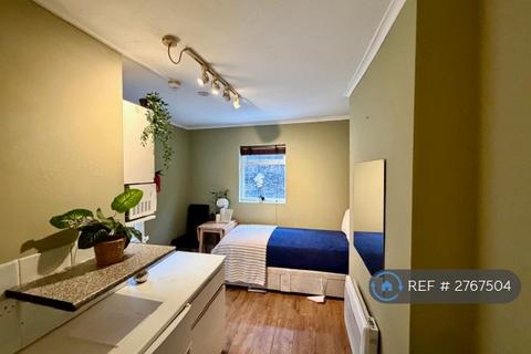 Studio to rent, Claverton Street, London, SW1V