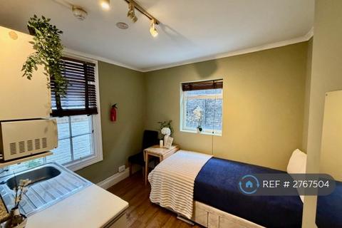 Studio to rent, Claverton Street, London, SW1V