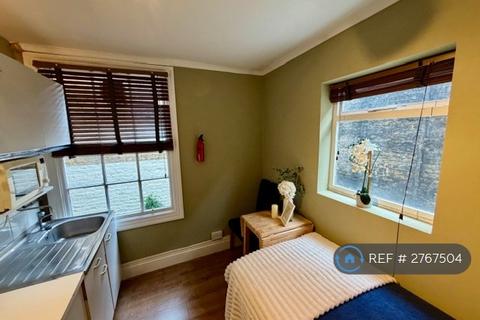 Studio to rent, Claverton Street, London, SW1V