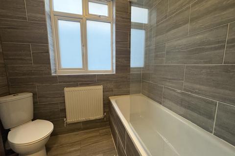 3 bedroom flat to rent, 55A WESTWAY CATERHAM ON THE HILL SURRET CR3 5TQ