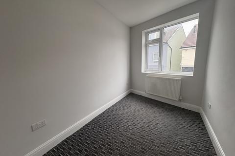3 bedroom flat to rent, 55A WESTWAY CATERHAM ON THE HILL SURRET CR3 5TQ