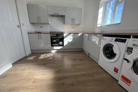 3 bedroom flat to rent, Addington Road, Croydon CR2